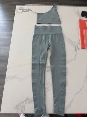 SET Active workout set in light blue